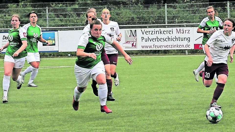 Kampf um den Ball: Uevekovens Fußballerinnen gingen in Aachen als Verlierer vom Platz.