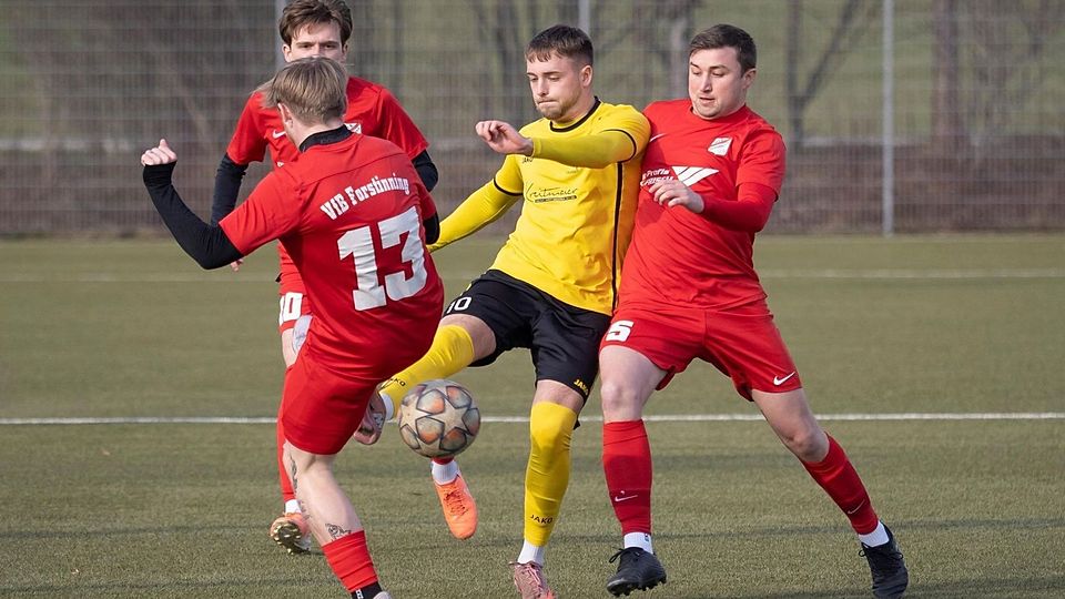 Der VfB Forstinning II (rot) musste sich erneut geschlagen geben.