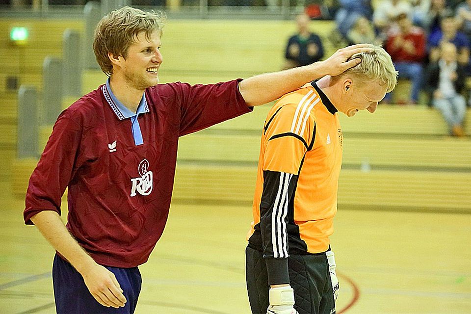 Hawangens Stefan Goldhofer (links) wusste, bei wem er sich nach dem Endspielsieg bedanken konnte: bei seinem Keeper Maik Jäkel.  Foto: Siegfried Rebhan