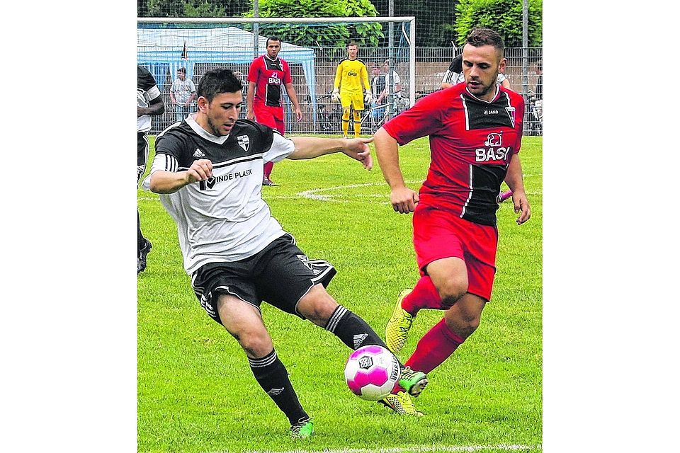 Ein Duell, das auch am Sonntag wieder möglich ist: Beecks neuer Torjäger Fitim Kaciku (rechts) gegen den ehemaligen Beecker Okan Dikenli im Trikot von Borussia Freialdenhoven. Foto: Royal