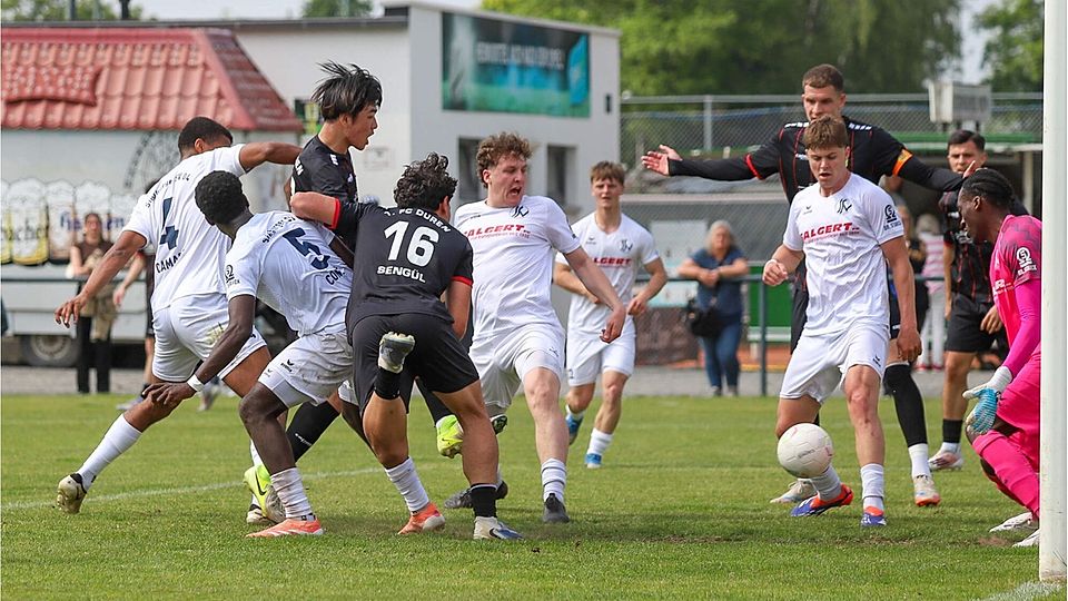 Gleich schlägt der Ball im Siegburger Kasten ein: Tomoki Kitagawa (3. v. l.) erzielt das 1:2 aus Dürener Sicht.
