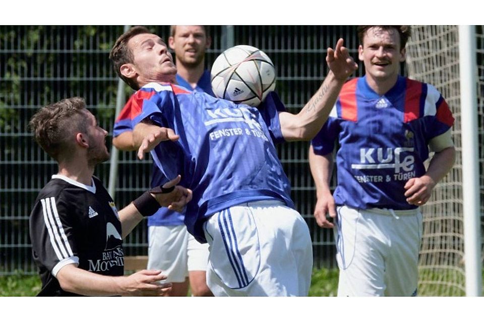 Eine starke Saison spielten die SF Breitbrunn (blaue Trikots). Zum Ende feierten sie noch einen 3:2-Heimsieg gegen den TSV Geiselbullach II. foto: svj