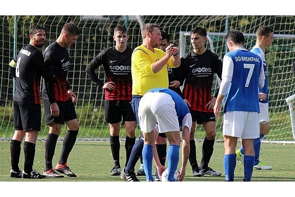 Auf dem Bremthaler Hang stand der Schiedsrichter der Partie zwischen Bremthal und Kelkheim einige Male im Mittelpunkt. F: Strack