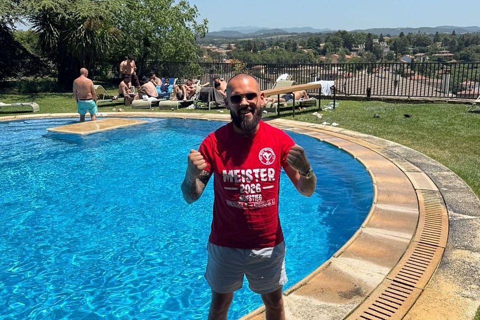 „DJK“ ist wieder Da! Hier tut sich etwas in Oberhausen so E.Bicer Relaxed mit geballten Fäusten am Pool“ „DJK“ ist wieder Da! Hier tut sich etwas in Oberhausen so E.Bicer Relaxed mit geballten Fäusten am Pool“