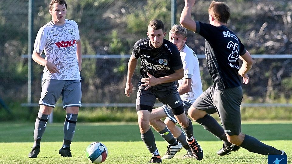 Derbytime und Spitzenspiel! Der FC Dreisessel empfängt den aktuellen Spitzenreiter SG Breitenberg/Sonnen um Unterschiedsspieler Julian Zinnöcker (zweiter von links).