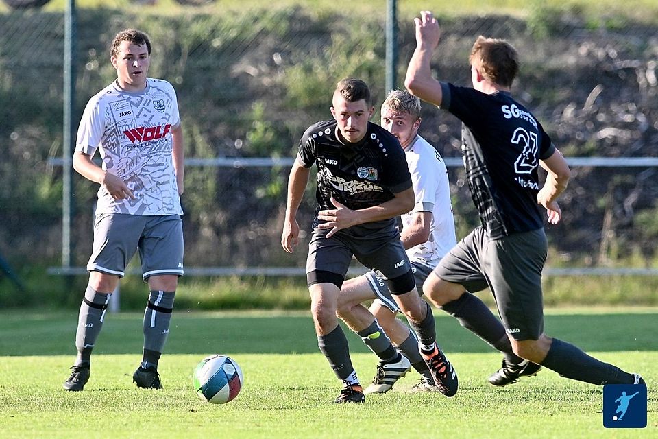 Derbytime und Spitzenspiel! Der FC Dreisessel empfängt den aktuellen Spitzenreiter SG Breitenberg/Sonnen um Unterschiedsspieler Julian Zinnöcker (zweiter von links). Derbytime und Spitzenspiel! Der FC Dreisessel empfängt den aktuellen Spitzenreiter SG Breitenberg/Sonnen um Unterschiedsspieler Julian Zinnöcker (zweiter von links).