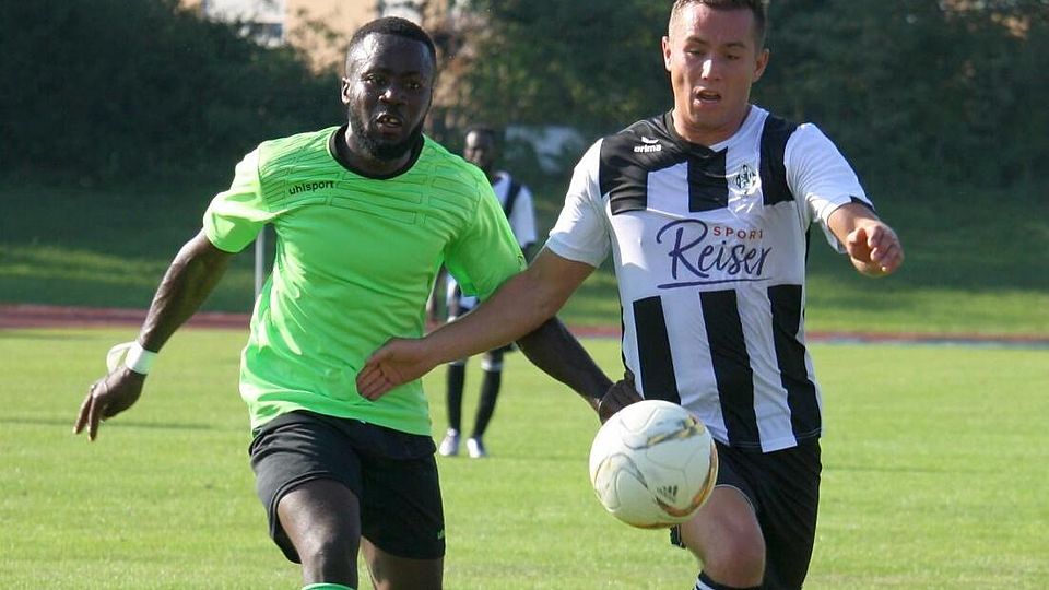 Lange gleichauf, aber am Ende setzten sich die Wölfe um Patrick Siml (re.) im Stadtderby gegen den BCF II mit Mori Camara mit 3:2 durch.