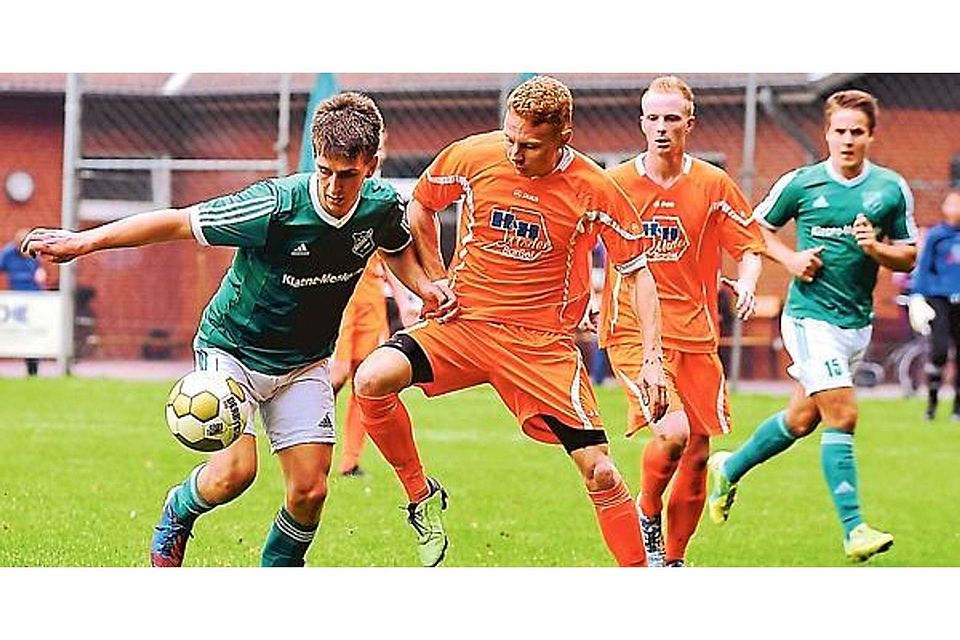 Umkämpft war die Partie zwischen Gastgeber SV Bethen (in Grün) und dem STV Barßel. Am Ende setzte sich der Favorit und Tabellenführer aus Barßel mit 4:2 durch und regiert die Fußball-Kreisliga mit deutlichem Vorsprung. Björn Lichtfuß