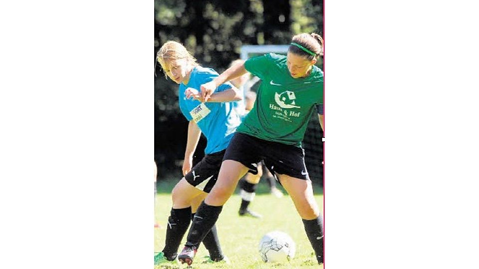 Kommerns Isabell Thomas (r.) im Zweikampf mit Erfthöhens Jessica Schwarz. Foto: küp