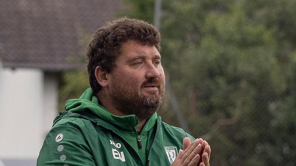 Bitte hört auf meine warnenden Worte, scheint Coach Elvis Nurikic seiner stürmischen Kreisliga-Elf mitzuteilen.