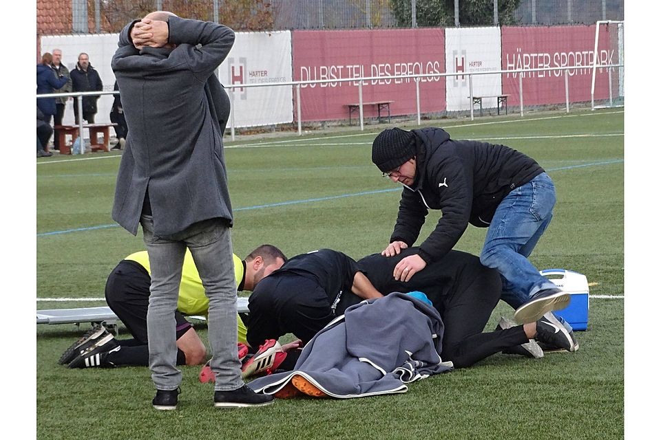 Schnelles Eingreifen: Betreuer und Schiedsrichter verhinderten bei Luca Meinzer vom FV Hambrücken Schlimmeres.  Foto: FCN
