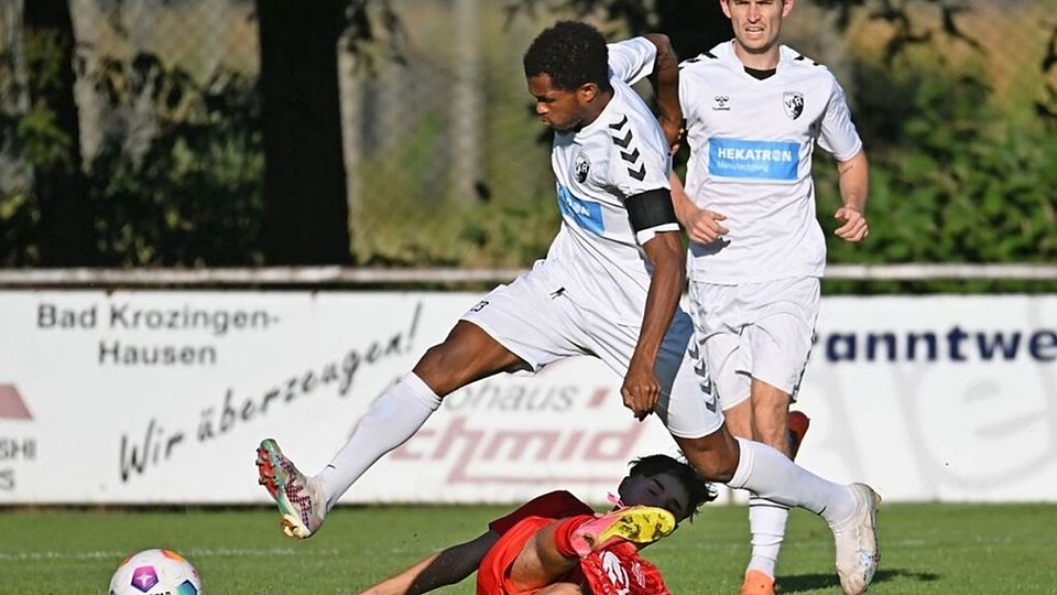 Ablie Suwareh (im Archivbild am Ball) ermöglicht dem VfR Hausen mit einem Tor in der Nachspielzeit beim 1. FC Rielasingen-Arlen den ersten Saisonsieg.