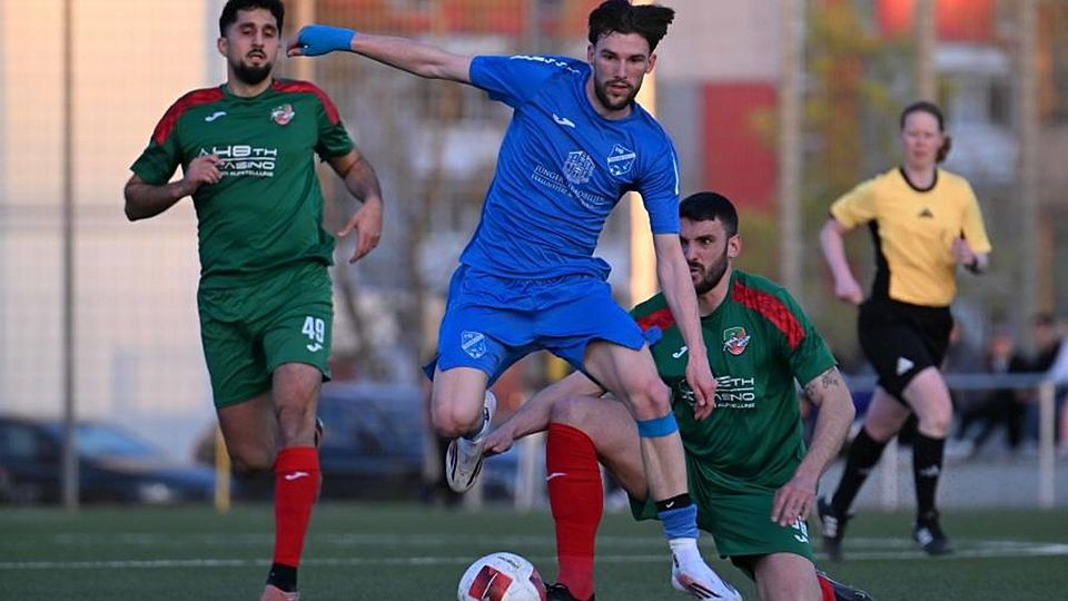 Gegen einen eiskalten Gruppenliga-Spitzenreiter VfB Ginsheim läuft Dersim Rüsselsheim im Halbfinale des Kreispokals meist nur hinterher. Marvin Wiesenäcker (Mitte) trifft eine Viertelstunde vor Schluss zum 5:0. 	Foto: Uwe Krämer