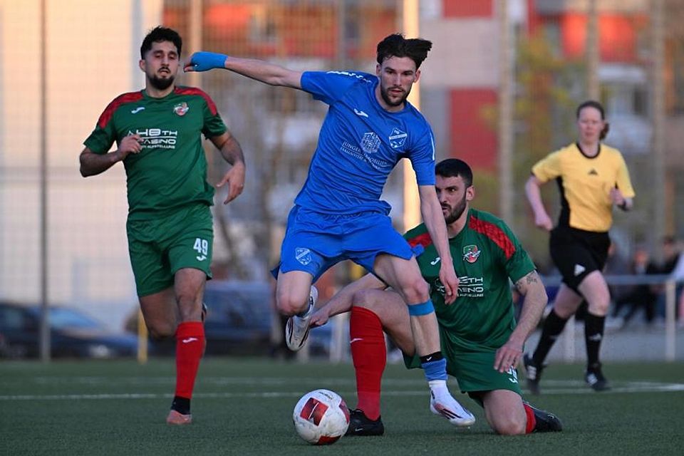Gegen einen eiskalten Gruppenliga-Spitzenreiter VfB Ginsheim läuft Dersim Rüsselsheim im Halbfinale des Kreispokals meist nur hinterher. Marvin Wiesenäcker (Mitte) trifft eine Viertelstunde vor Schluss zum 5:0. 	Foto: Uwe Krämer