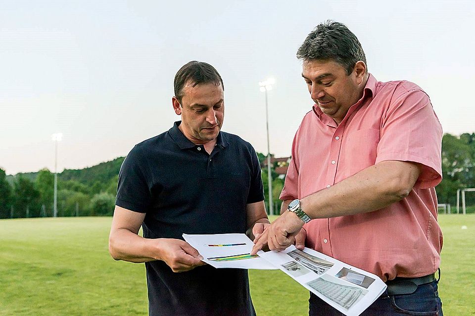 Die Macher beim 1.FC Rieden: Vorstandsvorsitzender Hans Fischer (l.) und Richard Weigert stecken die Köpfe zusammen.