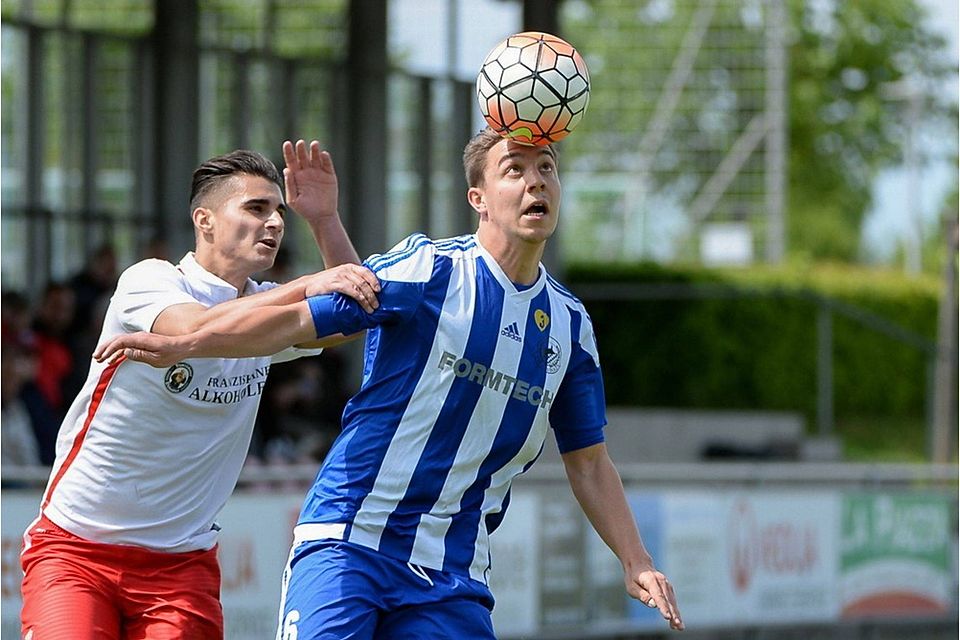 Gegner auf Distanz halten, den Ball kontrollieren. So wollen sich Bastian Albrecht (re.) und der TSV Bogen bei Fortuna Regensburg eine gute Ausgangsposition für das Rückspiel schaffen. F: Leifer