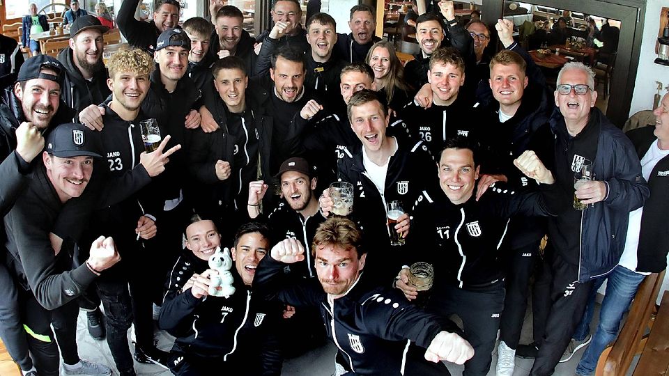 Strahlende Gesichter, Siegerfäuste und einige alkoholische Getränke: Der TSV Eching feierte die Meisterschaft in der Kreisliga und den damit verbundenen Aufstieg in die Bezirksliga gebührend im Sportheim.