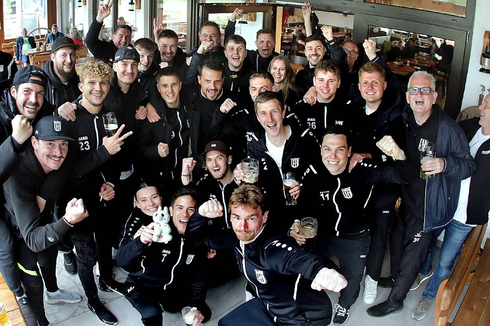 Strahlende Gesichter, Siegerfäuste und einige alkoholische Getränke: Der TSV Eching feierte die Meisterschaft in der Kreisliga und den damit verbundenen Aufstieg in die Bezirksliga gebührend im Sportheim.