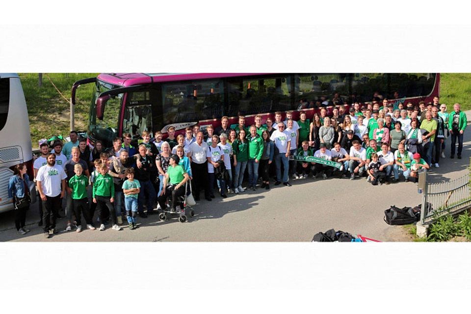 Die Unterstützung der Emmeringer Fans ist gewaltig. Mit zwei Bussen ging’s nach Oberbergkirchen. Privat