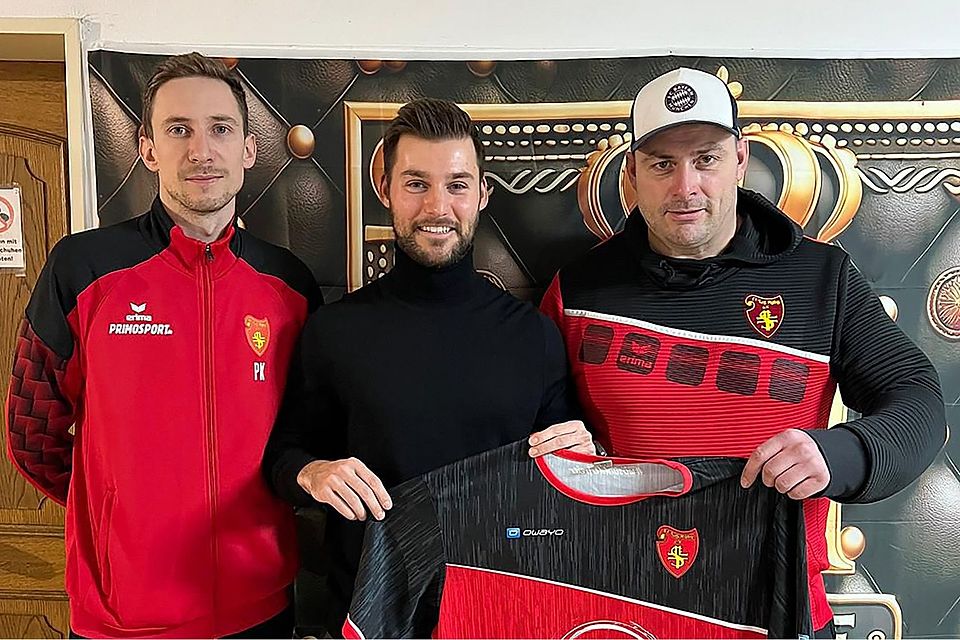 Florian Schmid (Mitte) steht ab sofort an der Seitenlinie des Freien TuS Regensburg.