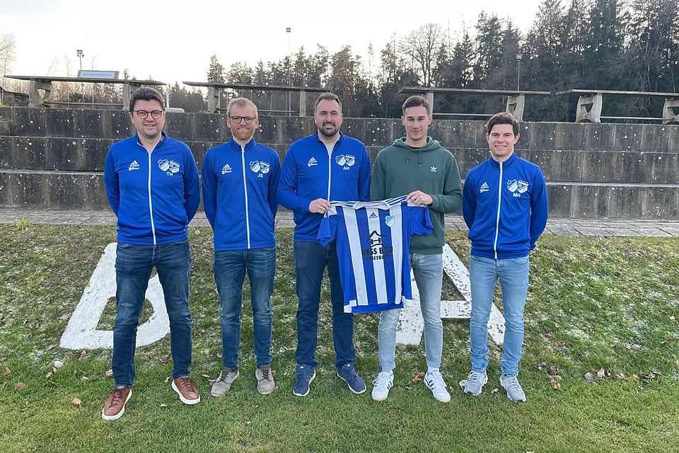 Andreas Hoch (MItte) und Maximilian Huber (zweiter von rechts) werden die SG Griesbach / Steinberg in der kommenden Spielzeit gemeinsam anführen 