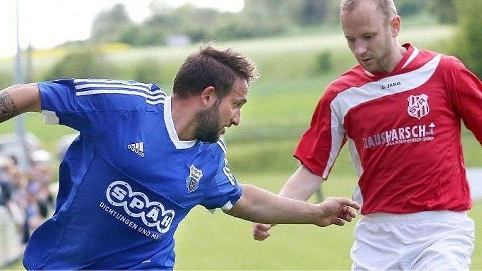 Mit einem 5:0-Paukenschlag meldet sich der SV Renhardsweiler (re.: Andreas Fürst) im Kampf gegen den Abstieg in Scheer (li.: Fabio Hupfauf) zurück. Ein dringend notwendiger Sieg, ist Renhardsweiler am letzten Spieltag doch spielfrei und möchte am Stadtpokal zu Hause nur ungern absteigen.  Foto: Thomas Warnack