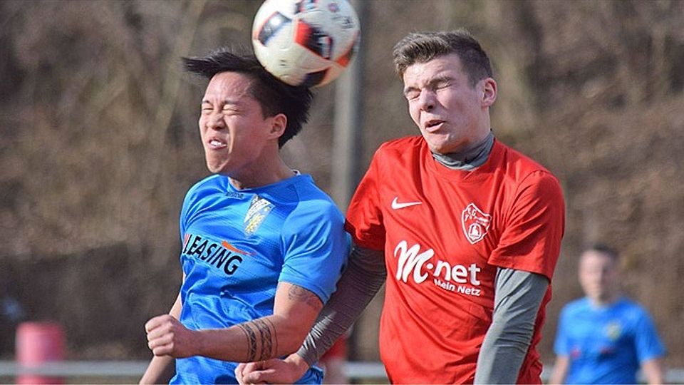 Lange Zeit auf Augenhöhe begegneten sich Pham van Thuan vom Bezirksligisten SV Cosmos Aystetten (links) und Marcel Schoder vom Kreisklassisten TSG Stadtbergen.  Foto: Oliver Reiser