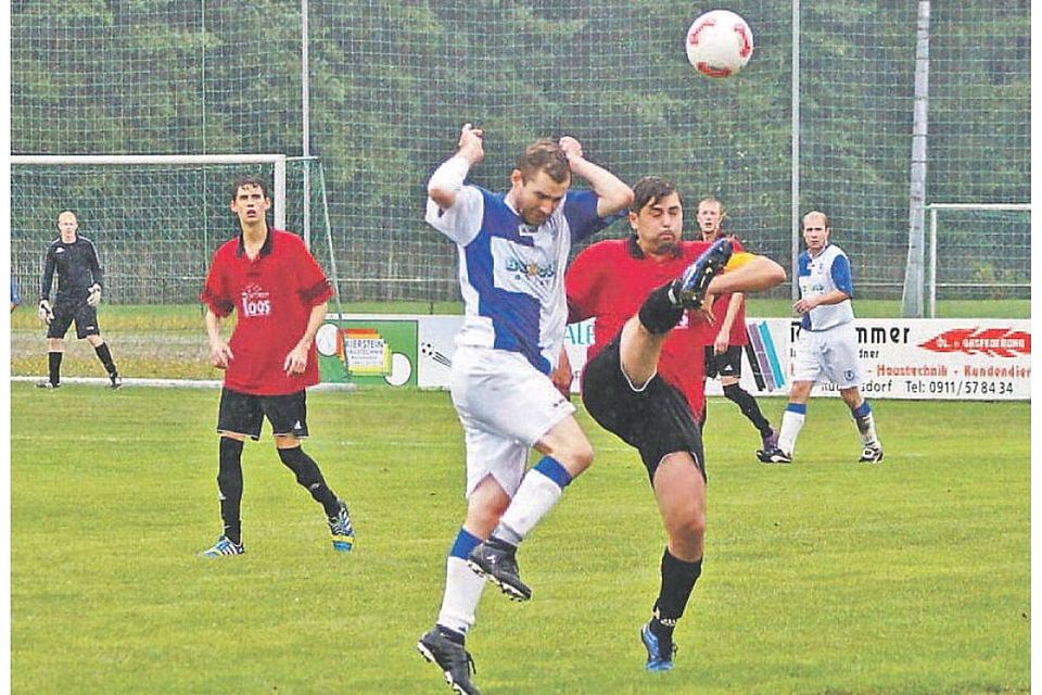Enttäuschender Fußballnachmittag für Rückersdorfs Kapitän Patrick Zuprin (rechts) und seine Elf, die gegen Pettensie­del zwar einen Zweitorerückstand aufholte, am Ende aber mit 2:3 unterlag und damit auch im dritten Spiel der Saison als Verlierer vom Platz ging. Foto: M. Keilholz
