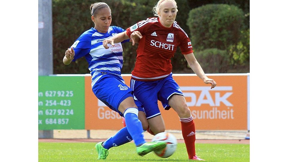 Zweikampf: Die Duisburgerin Lara Heß (links) stoppt Schott-Spielerin Chiara Loos. Für die Mainzerinnen war in der ersten Runde des DFB-Pokals Endstation.	Foto: dpa