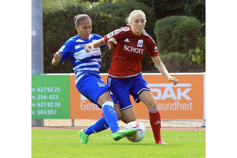 Zweikampf: Die Duisburgerin Lara Heß (links) stoppt Schott-Spielerin Chiara Loos. Für die Mainzerinnen war in der ersten Runde des DFB-Pokals Endstation.	Foto: dpa