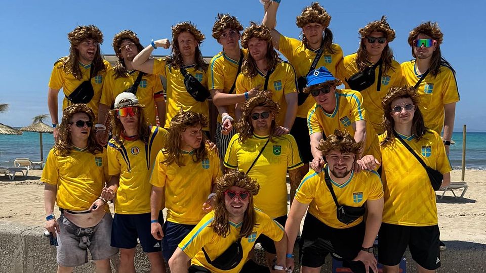 Heute mal im Schweden-Look! Der Landesligist VfR Horst auf Mallorca