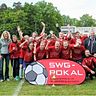 Gruppenbild mit Herren: Henry Mohr und Hans-Peter Wingefeld feiern mit den Frauen von Eintracht Lollar den Pokal-Sieg.
