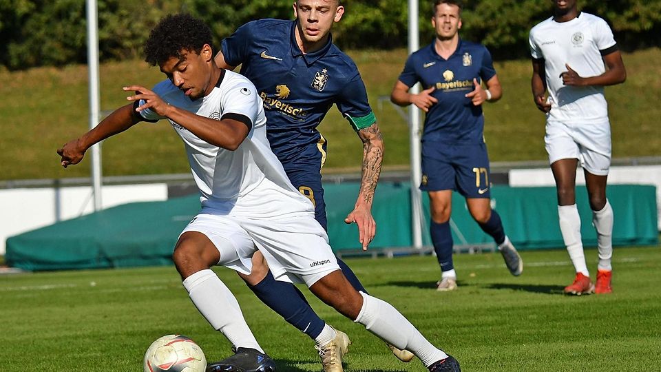 Brian Stubhan (am Ball) vom VfR Garching.