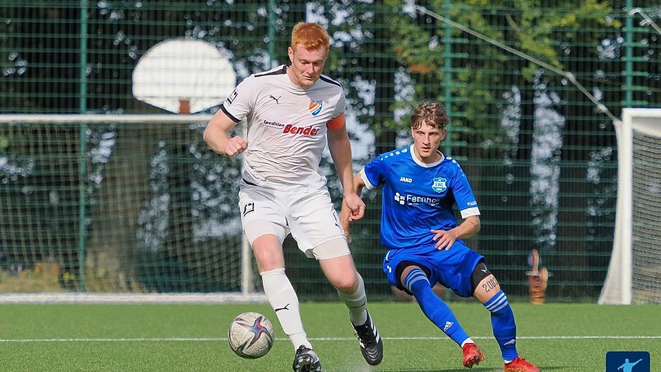 Kapitän Sebastian Bley (weiß) ist einer der wenigen Spieler, die Fortuna Freudenberg im Sommer treu geblieben sind.