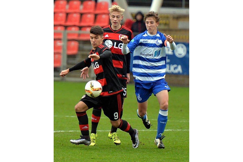 Patrik Dzalto (am Ball) trifft doppelt für die A-Junioren von Bayer Leverkusen., Foto: Uli Herhaus