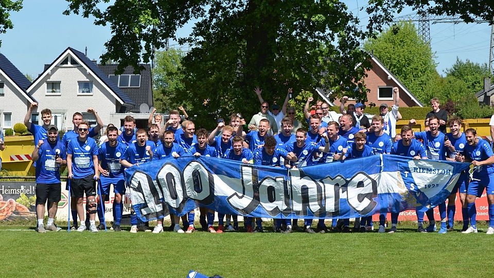 Fans und Spieler feiern die Meisterschaft  des TSV Riemsloh
