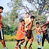 Sichtlich Freude haben die indischen Kinder beim Kicken mit Manuel Friedrich.   (Foto: privat)