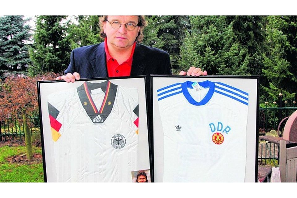 Ein Mann, der für zwei Nationalteams spielte: Heiko Scholz mit den Trikots der DDR und des DFB.Foto: RD