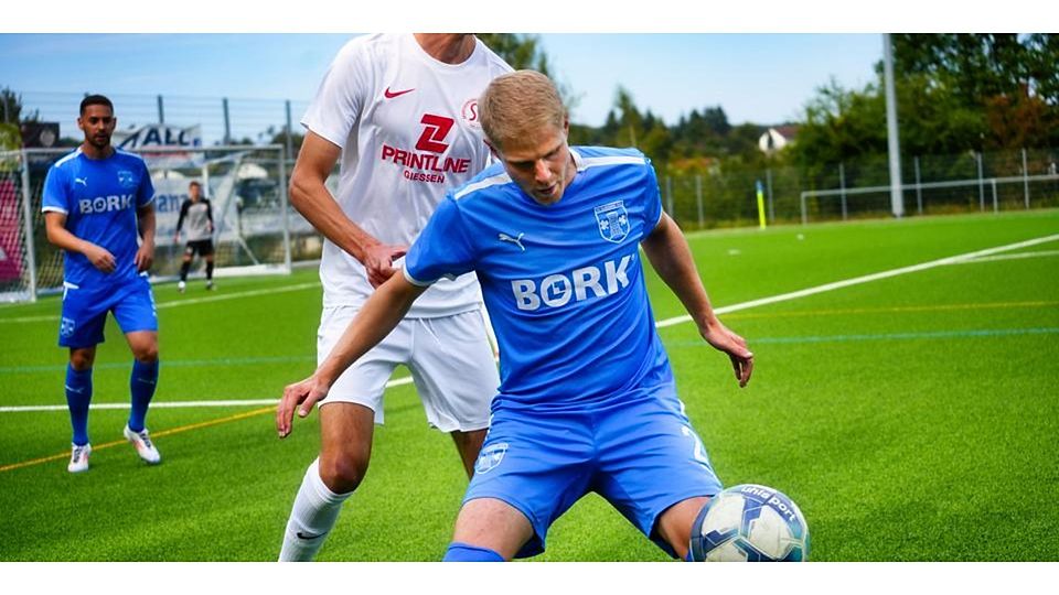 Justin Schweitzer (vorne) und der FC Cleeberg bekommen es in der dritten Runde des Fußball-Hessenpokals mit dem SC Willingen zu tun. © Peter Bayer