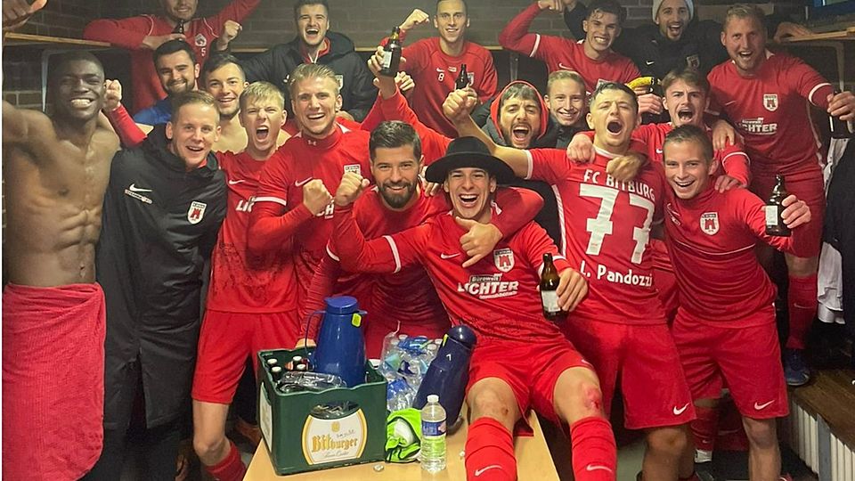 Nach dem klaren 3:0-Sieg im Rheinlandpokal über Zerf konnte beim FC Bitburg die Kabinenparty starten.