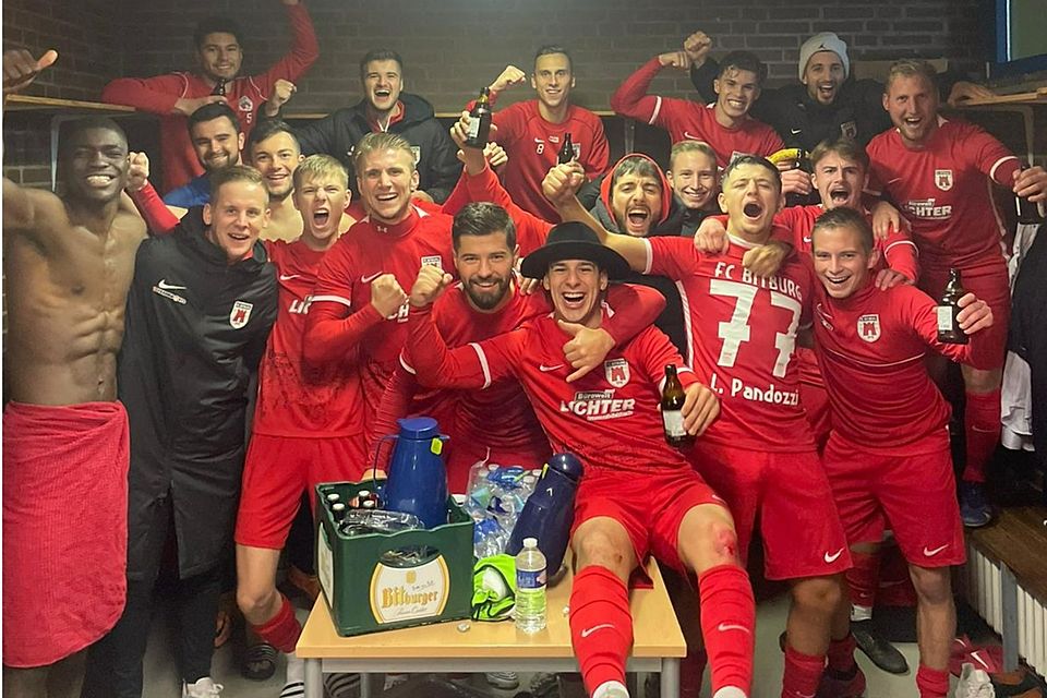 Nach dem klaren 3:0-Sieg im Rheinlandpokal über Zerf konnte beim FC Bitburg die Kabinenparty starten.
