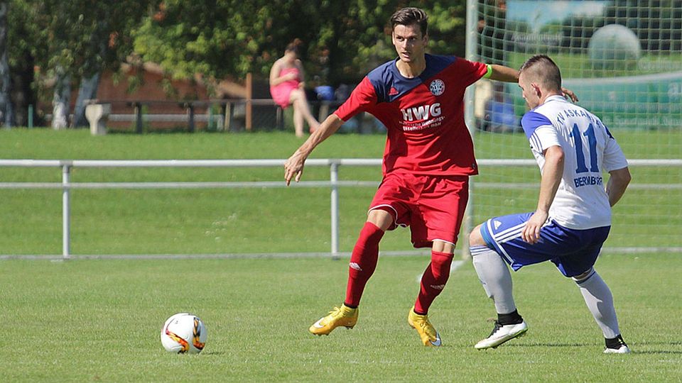 Matthias von der Weth (in rot) bleibt dem VfL Halle 96 erhalten   F: Schaap
