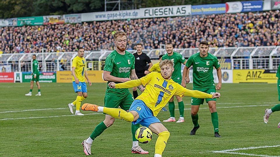 Stefan Maderer (vorne) brachte mit seinem Treffer zum 1:0 die Lokisten auf die Siegerstraße.