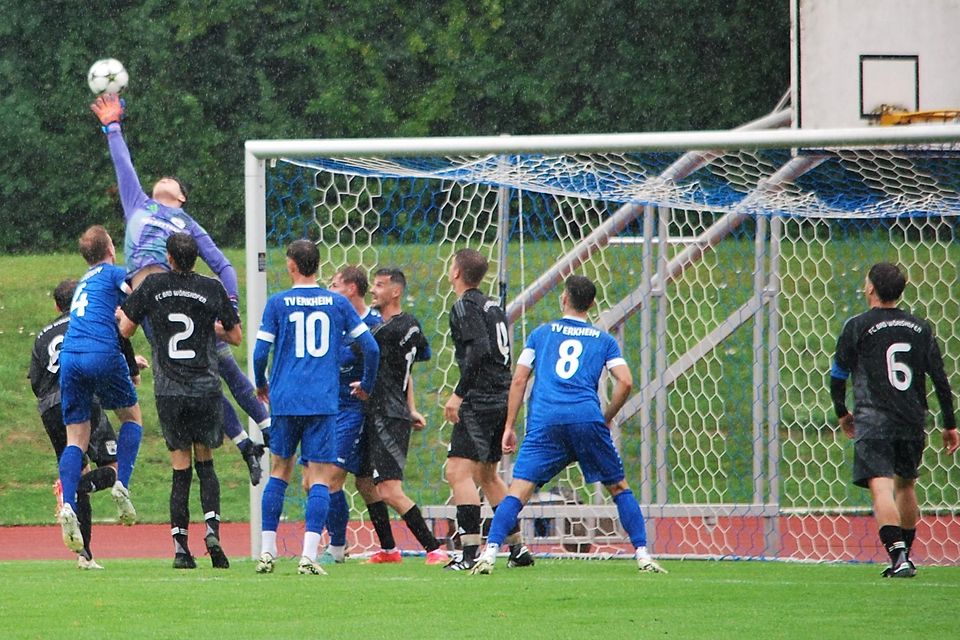 Bad Wörishofens Torhüter Bernhard Flöring (am Ball) ließ sich gegen den TV Ekrheim nicht bezwingen.