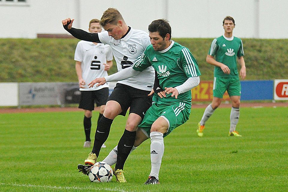 Zwei Spiele wird Gundelfingens Stürmer Stefan Winkler (rechts) nach seinem Platzverweis gesperrt.  Foto: Brugger