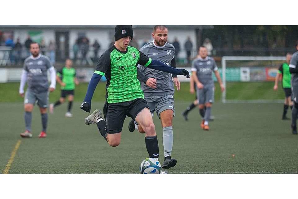 Nino Fürschbach ist dem Eisemrother Serhii Pravda (r.) enteilt und erzielt beim 4:1-Heimsieg der SG Roth/Simmersbach das 1:0 gegen den SV Eisemroth. Nino Fürschbach ist dem Eisemrother Serhii Pravda (r.) enteilt und erzielt beim 4:1-Heimsieg der SG Roth/Simmersbach das 1:0 gegen den SV Eisemroth. © Jonathan Ortmann