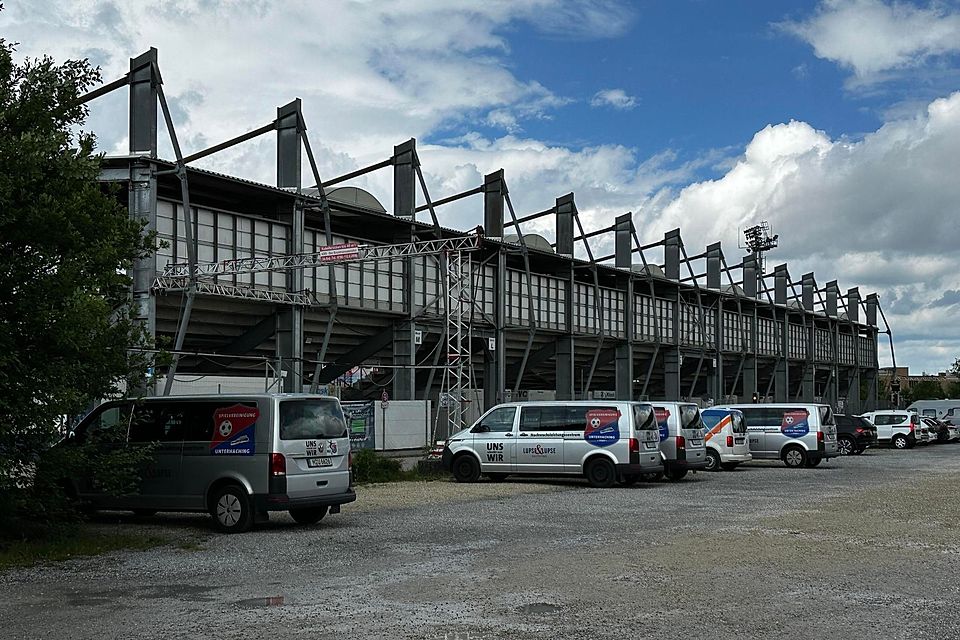Hinter der Osttribüne will die SpVgg Unterhaching auf einem ihr gehörenden Grundstück ein Ärztehaus bauen und über diese Investition den Stadionkauf finanzieren.