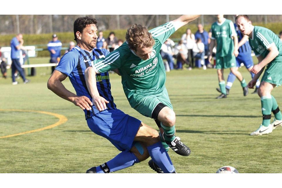 Bissiger im Zweikampf waren Andreas Karg (l.) und der TSV Gräfelfing im Derby mit dem TSV Neuried II um Sebastian Glasz. Am Ende gewannen die Wölfe mit 2:0. Denise Höfle