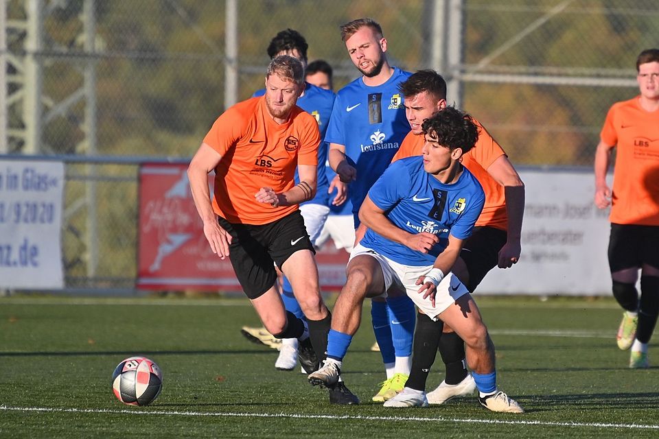 Viel Kampf, viel Einsatz – und am Ende ein glücklicher Sieger: Spielertrainer Daniel Clausen (links), Luca-Peter Cläsgens (Mitte) und die Ahbacher setzten sich am Ende knapp mit 2.1 gegen Can Yavuz (vorne, Mitte) und Trier II durch. 