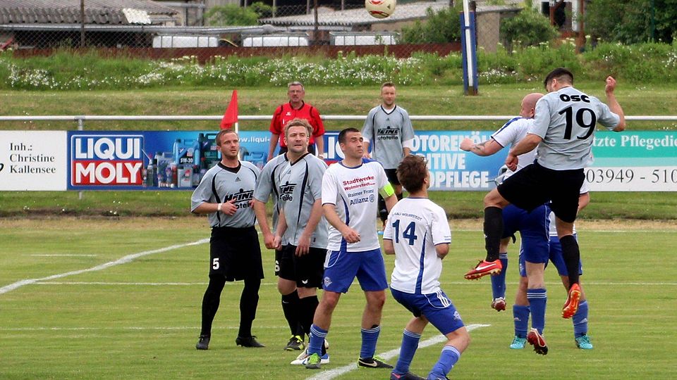 Im Duell der Reserve-Teams empfängt der OSC (in grau) den Gast aus Irxleben   F: Hoffmann